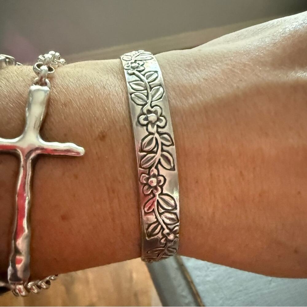 925 Sterling Silver Flowers Cuff Bracelet - Picture 4 of 10